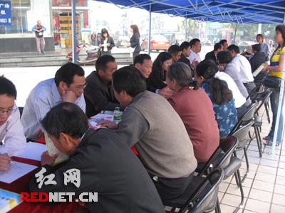 长沙法律援助律师走上街头开展法律咨询